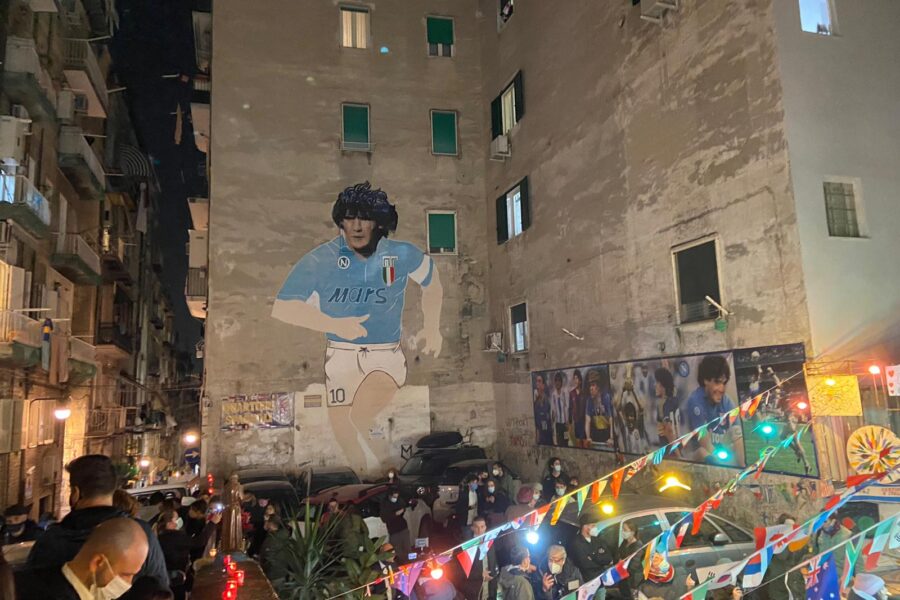 Lutto cittadino a Napoli per la morte di Maradona, continua intanto l' omaggio all'esterno dello stadio San Paolo, tifosi in lacrime anche ai Quartieri Spagnoli davanti al murales a lui dedicato | |