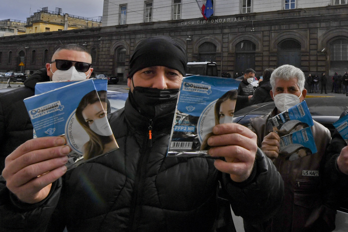 Covid: i disoccupati di Napoli donano mascherine Ffp2 ai detenuti di Poggioreale. Il gesto per denunciare l’aumento dei contagi in carcere