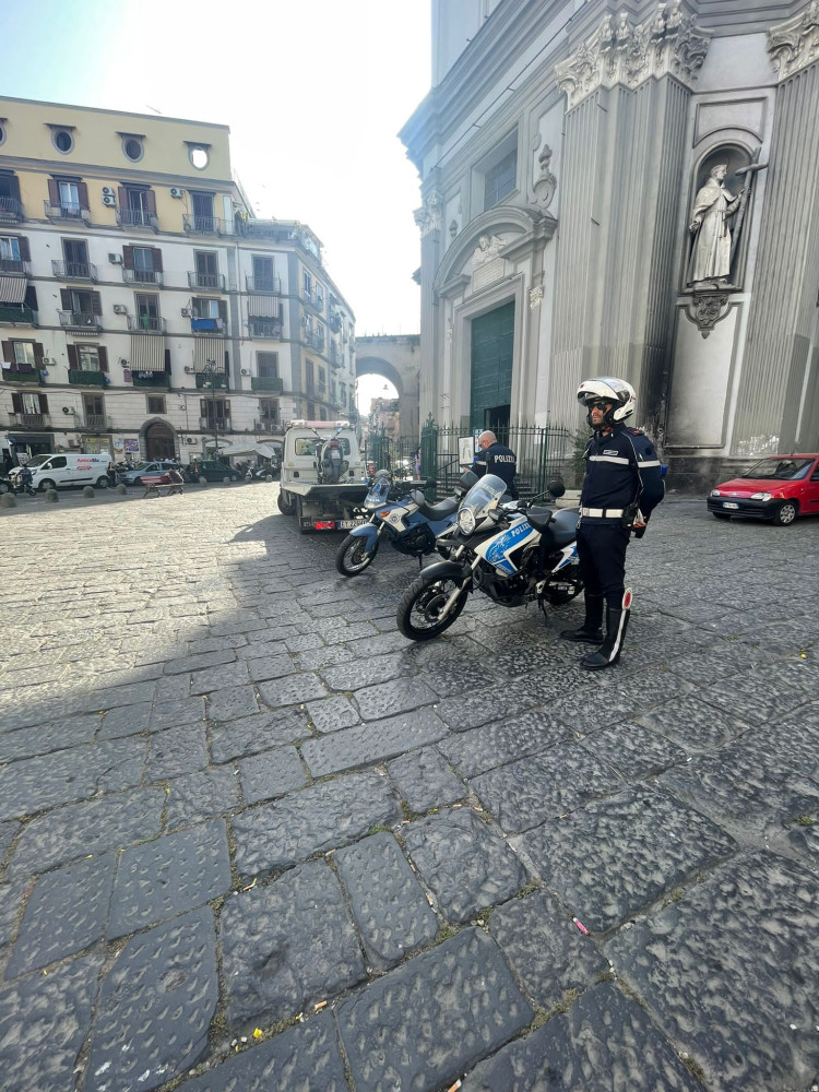 Operazione “alto impatto” a Napoli nel quartiere Sanità: in azione i motociclisti della Polizia di Stato e della Polizia Municipale, 14 veicoli sottoposti a sequestro o fermo e 23 violazioni al codice della strada