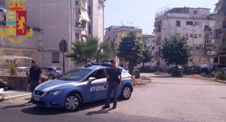 Armi, droga e tentato omicidio: 12 arresti eseguiti dalla polizia a Torre Annunziata (Napoli), in carcere persone legate ai clan “Quarto Sistema” e “Gallo Cavalieri”