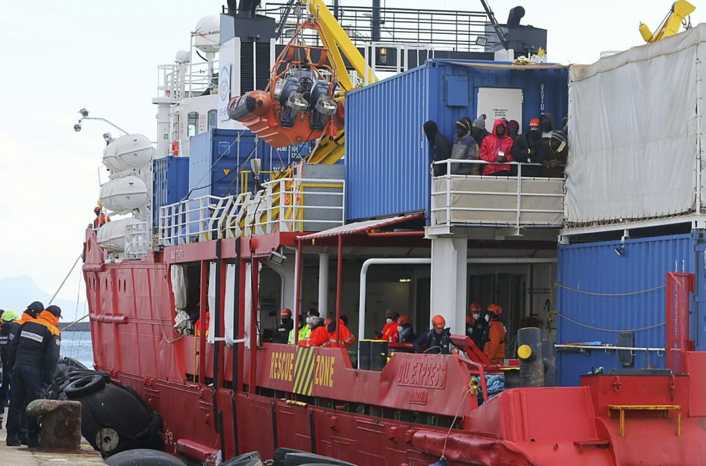 Migranti, dopo lo sbarco a Napoli della nave Sea Eye 4 l’indagine lampo di Polizia e Guardia di Finanza porta all’arresto di tre scafisti