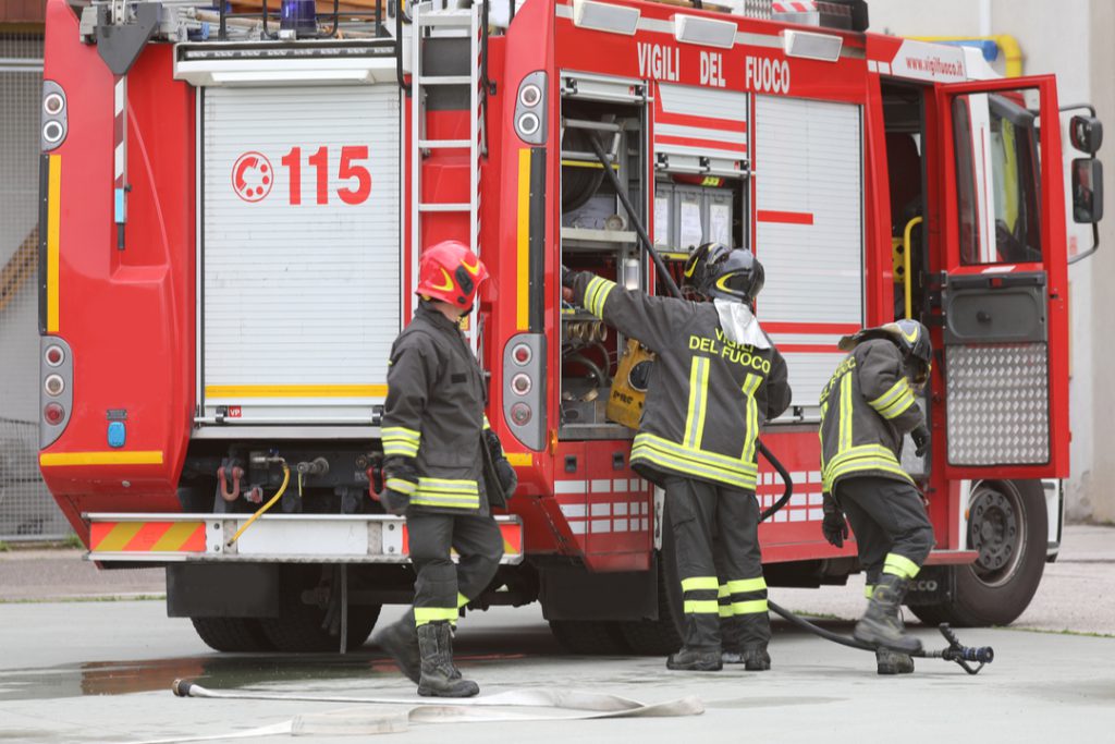Due auto, risultate rubate, a fuoco in aperta campagna a Caivano (Napoli). Incendio domato dai pompieri