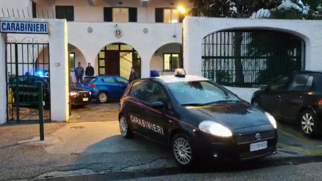 Il branco si accanisce contro un 26enne a Ischia: fratture al naso e alle costole per uno sguardo di troppo in discoteca, 8 persone denunciate dai carabinieri