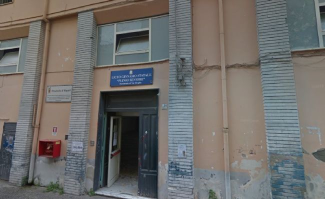 Violenza a scuola: insegnante aggredita e picchiata in classe a Castellammare di Stabia (Napoli) dalla mamma di una studentessa e costretta alle cure mediche