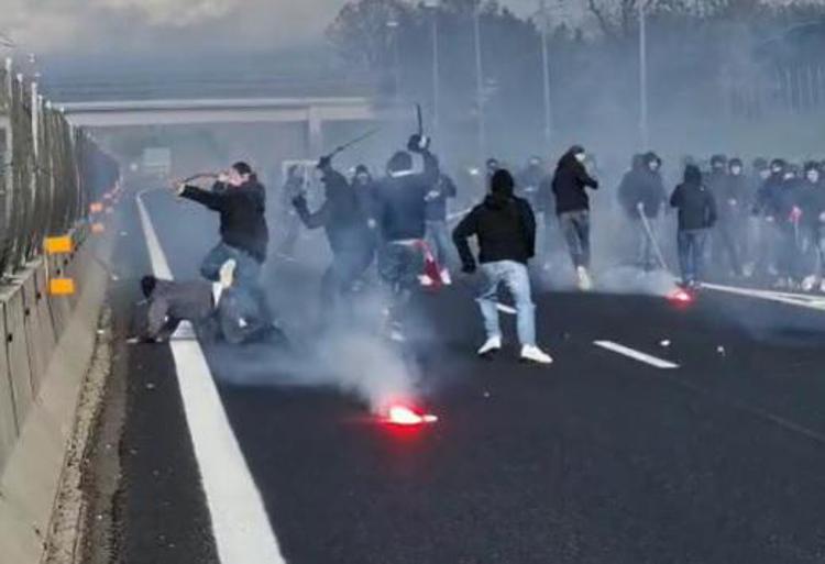 Scontri in autostrada: perquisizioni della Digos a carico di 20 ultras della Roma, 12 del Napoli e uno dell’Arezzo